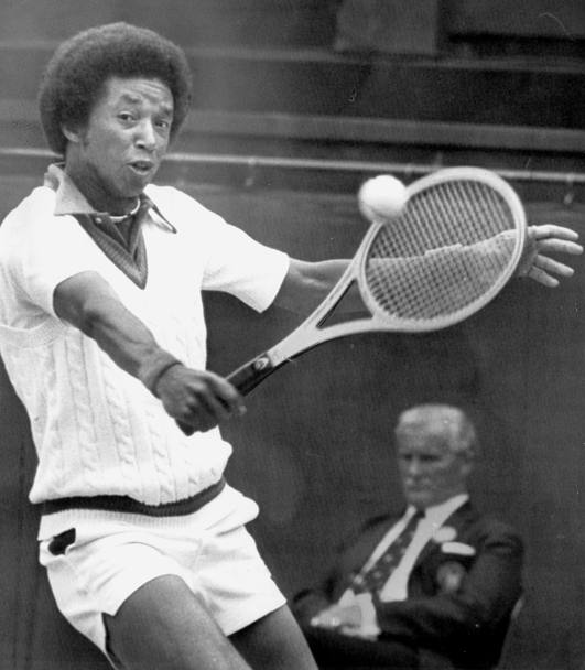 Arthur Ashe (1943-1993), tennista,  stato il primo sportivo a morire di AIDS. Vincitore di tre Slam (Us Open &#39;68, Australian Open &#39;70 e Wimbledon &#39;75), aveva contratto l&#39;Hiv durante una trasfusione di sangue, quando si era operato al cuore. Mantenne la notizia segreta fino al &#39;92, poi divenne attivista.